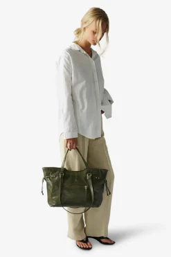Salerno Shopper Krista Olive